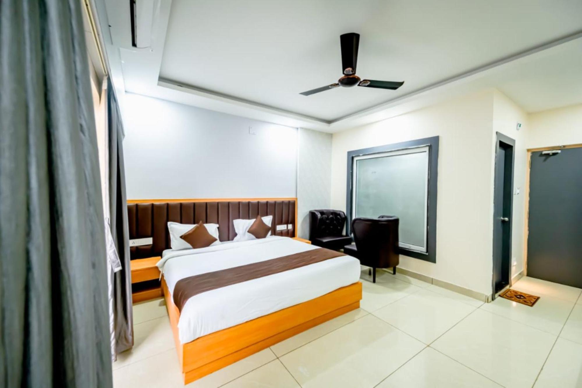 Hotel Shree Gajanana - A Luxury Collection Of - Spacious And Decorated With Lift And Parking Facilities - Best In 4*