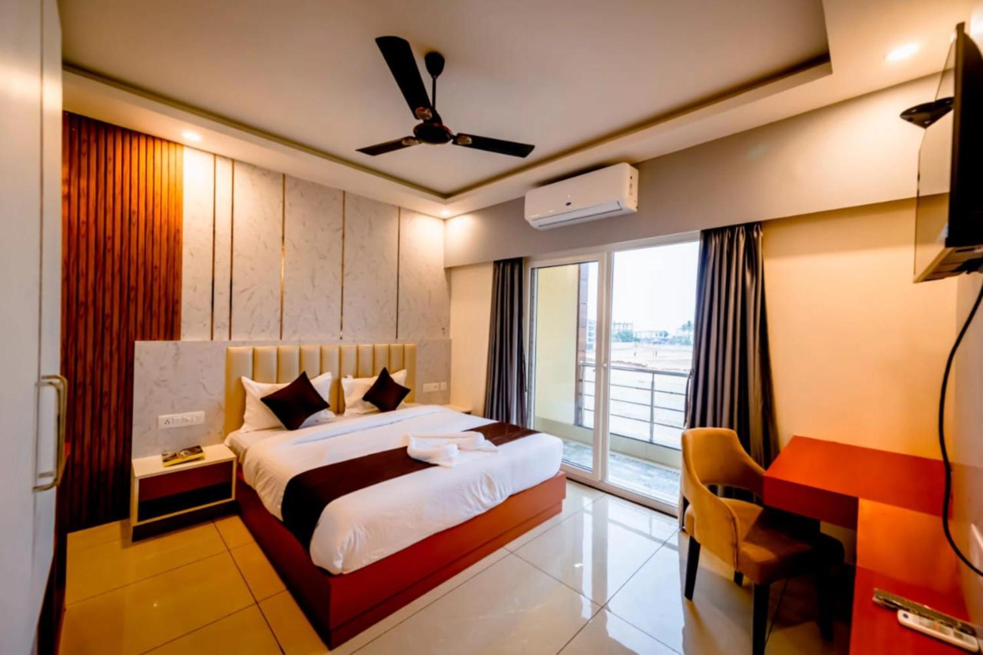 Shree Gajanana - A Luxury Collection Of - Spacious And Decorated With Lift And Parking Facilities - Best In 4*