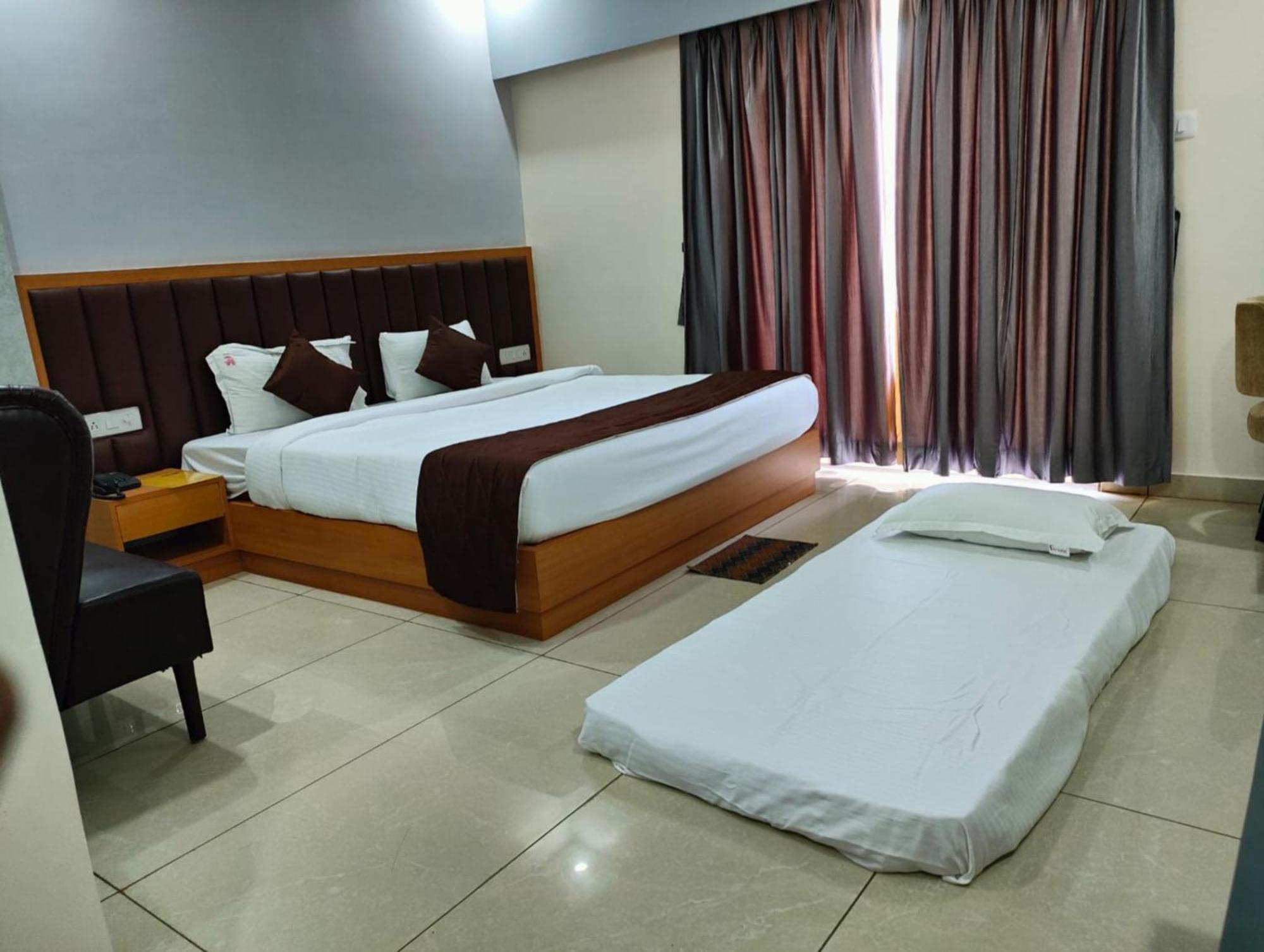Hotel Shree Gajanana - A Luxury Collection Of - Spacious And Decorated With Lift And Parking Facilities - Best In