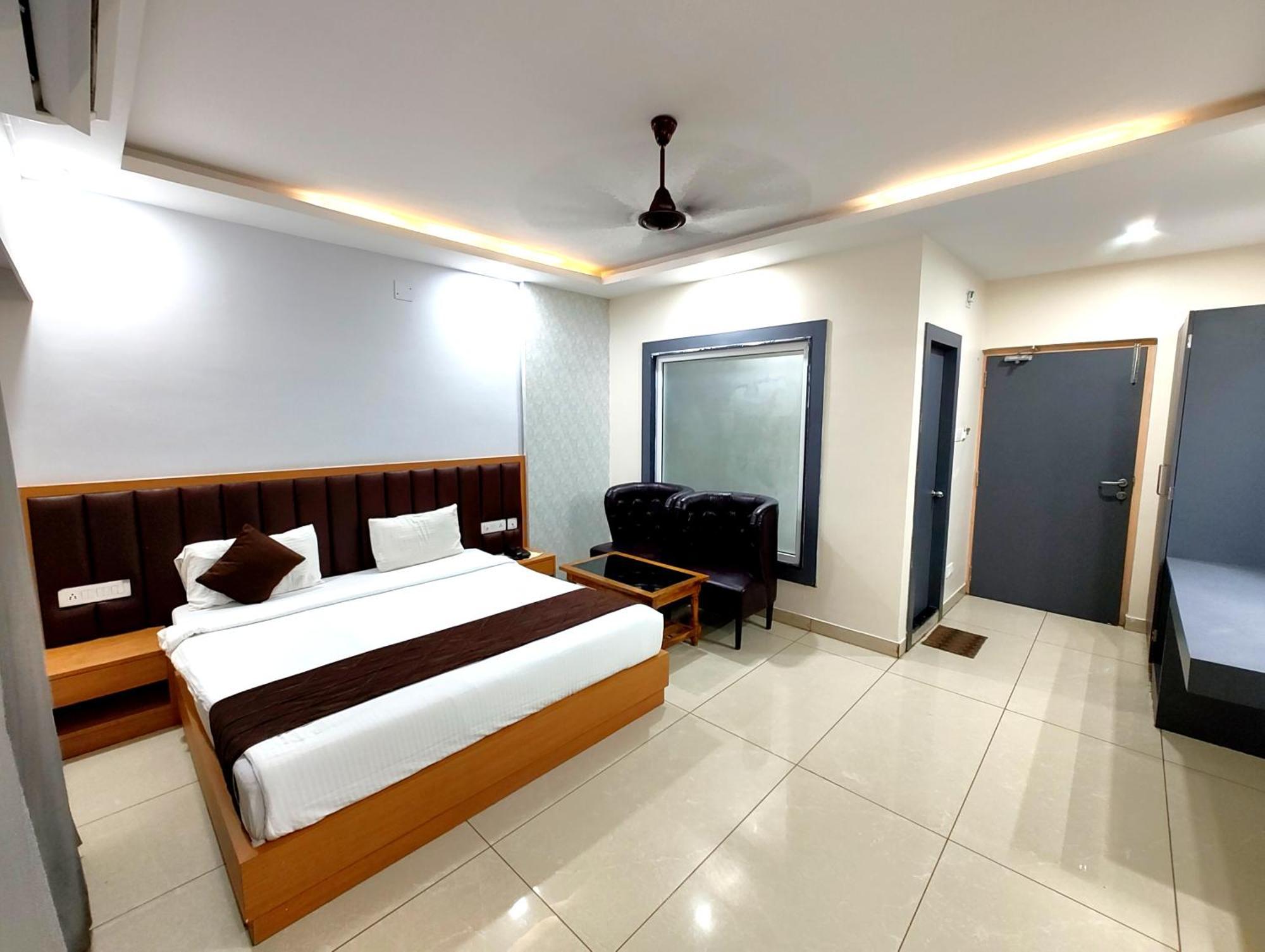 Hotel Shree Gajanana - A Luxury Collection Of - Spacious And Decorated With Lift And Parking Facilities - Best In 4*