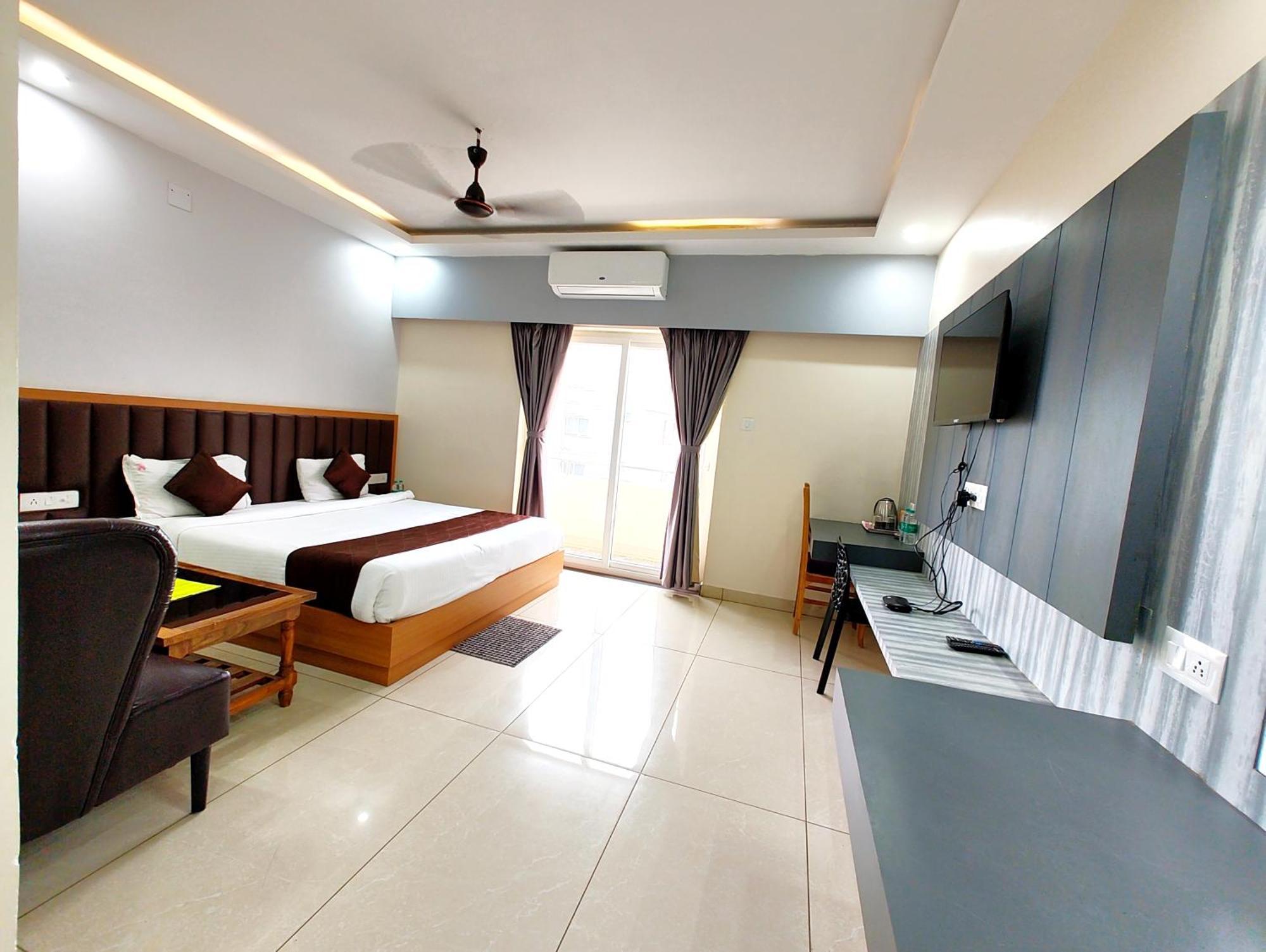 Shree Gajanana - A Luxury Collection Of - Spacious And Decorated With Lift And Parking Facilities - Best In 4*