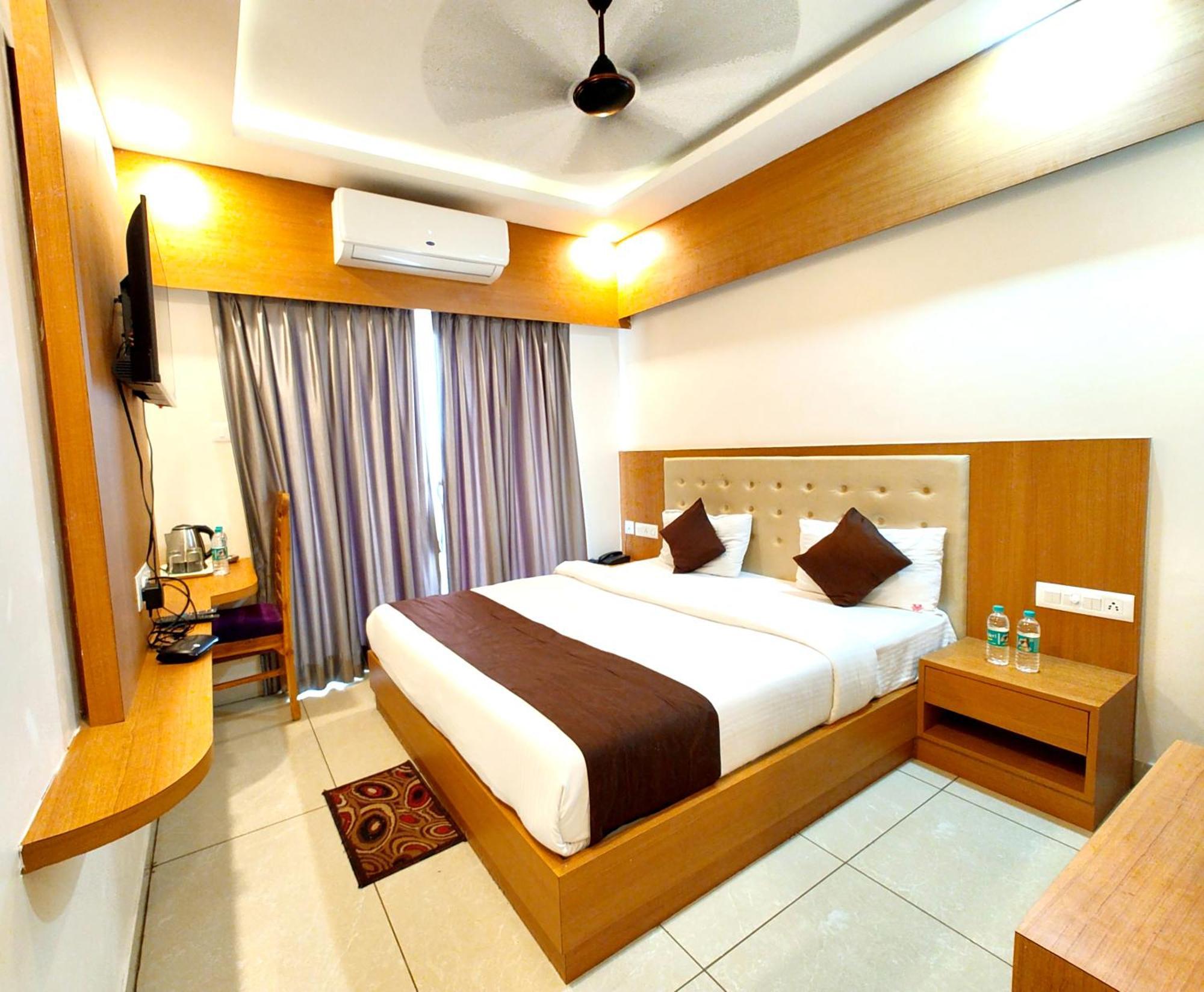 Shree Gajanana - A Luxury Collection Of - Spacious And Decorated With Lift And Parking Facilities - Best In Hotel
